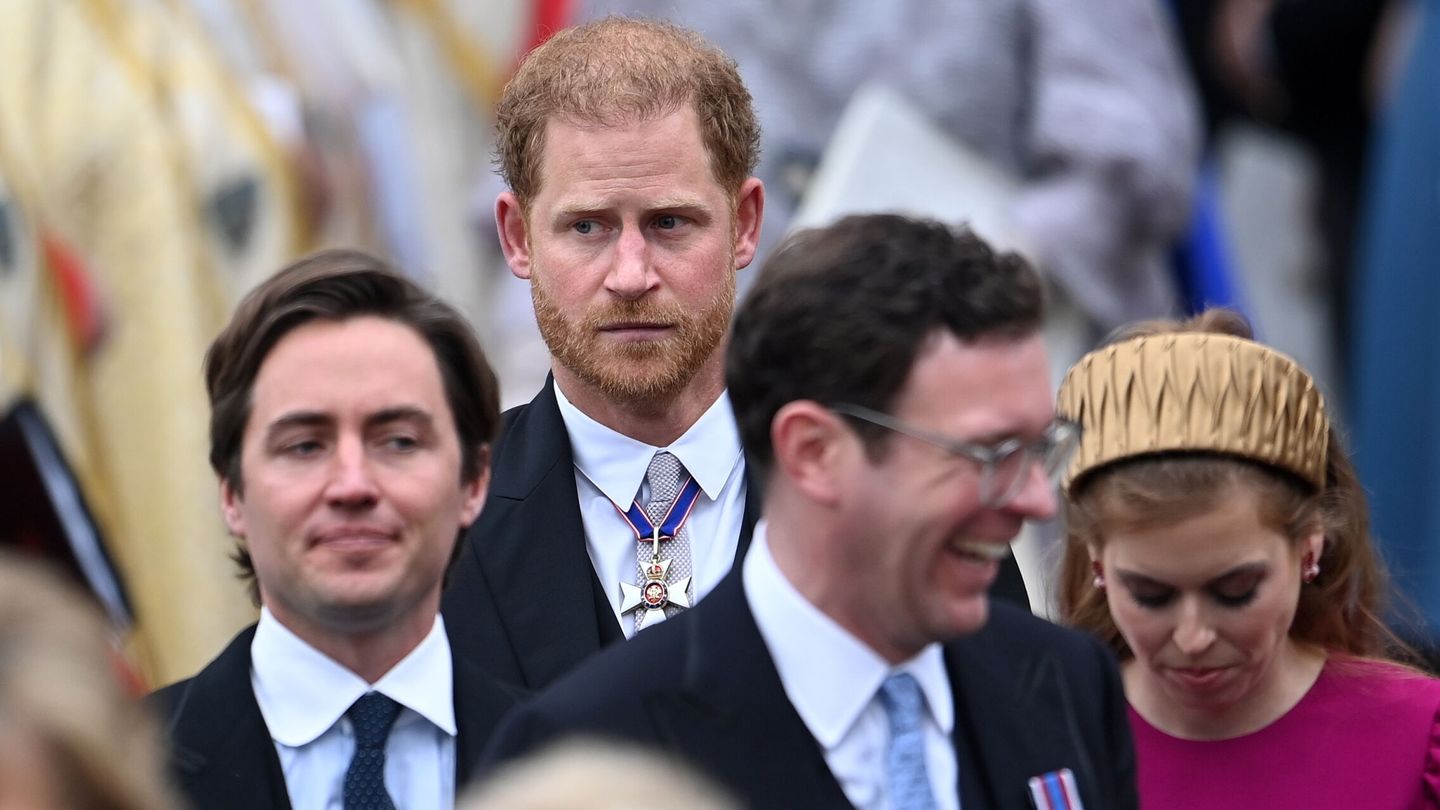 El lenguaje corporal del príncipe Harry en la coronación de Carlos III. (EFE/Andy Rain)