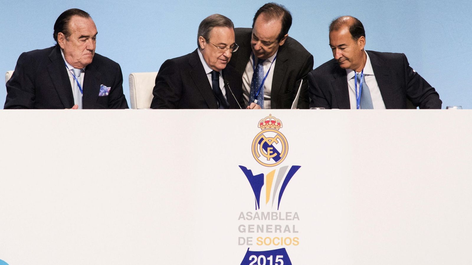 Foto: Florentino Pérez, con varios de sus directivos, durante la Asamblea del Real Madrid. (EFE)