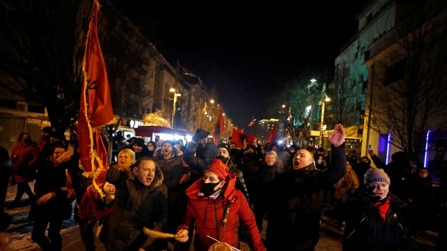 Manifestación celebra en Kosovo el pasado febrero a favor de la autodeterminación. (Reuters)