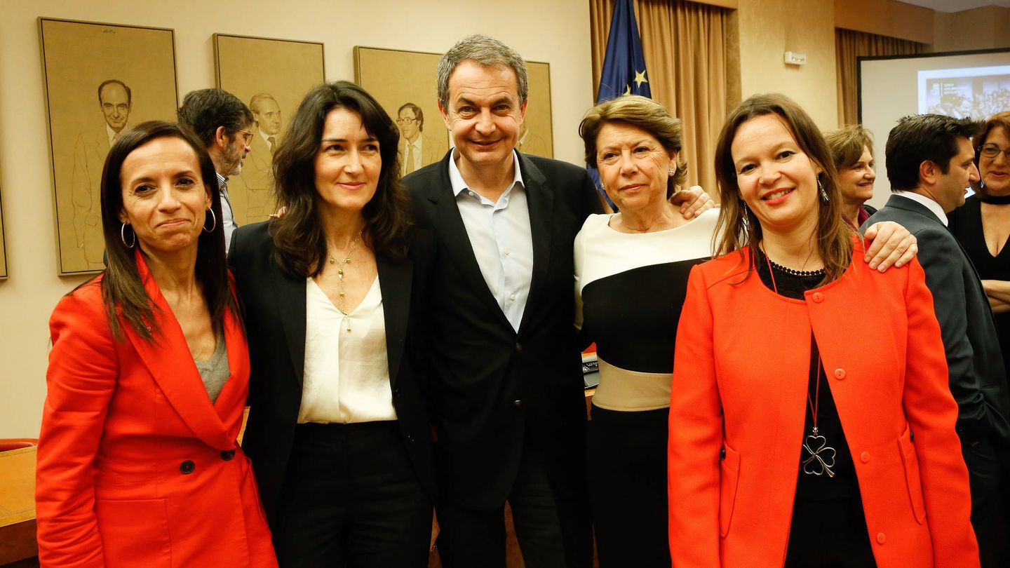 José Luis Rodríguez Zapatero, con sus exministras Beatriz Corredor, Ángeles González-Sinde, Magdalena Álvarez y Leire Pajín, el pasado 3 de abril de 2017 en el Congreso, en la conmemoración de los 10 años de la Ley de Igualdad. (Inma Mesa | PSOE)