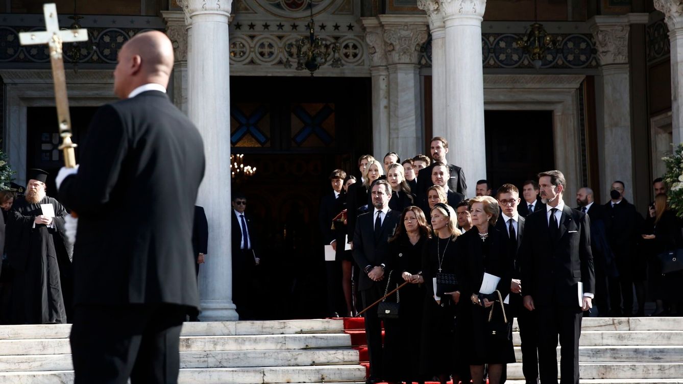 Foto: Imagen de la familia real griega a la salida de la catedral en la despedida de Constantino de Grecia. (EFE)
