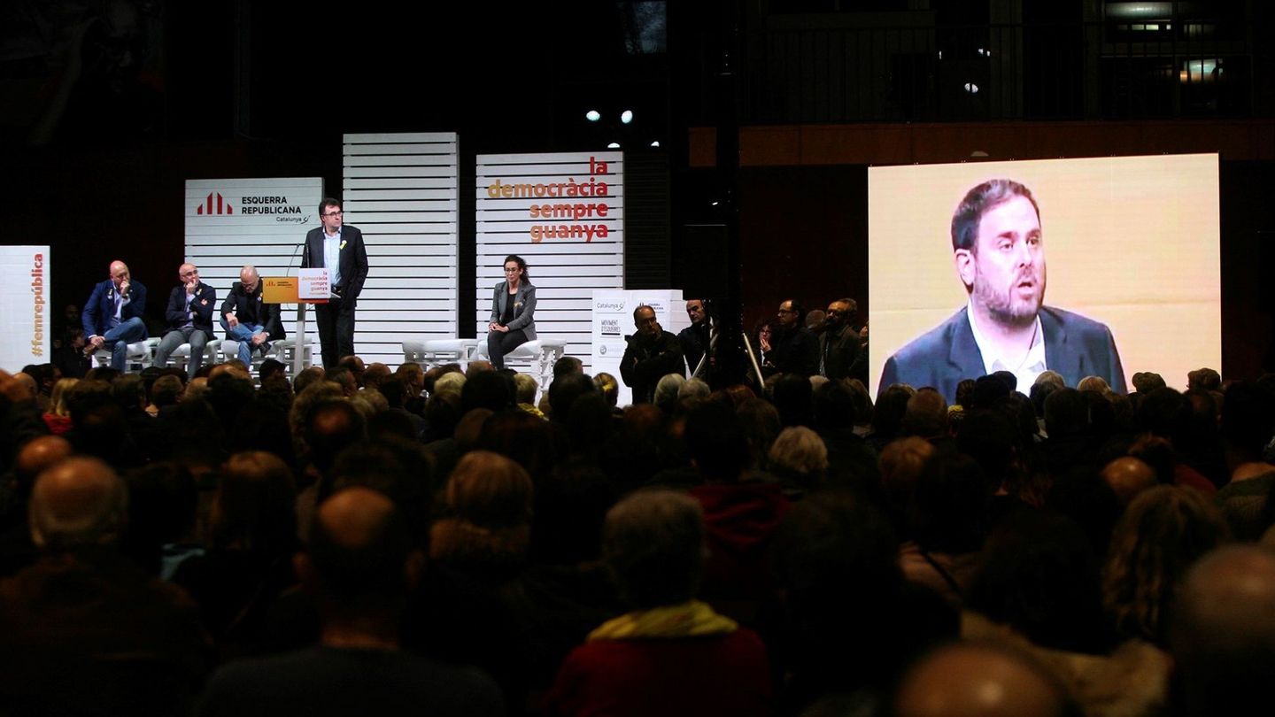 Proyección de una imagen de Junqueras durante el mitin electoral de ERC. (EFE)