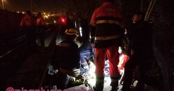 Foto: Servicios de emergencia atienden a la persona herida. (Policía Local de San Juan de Aznalfarache)