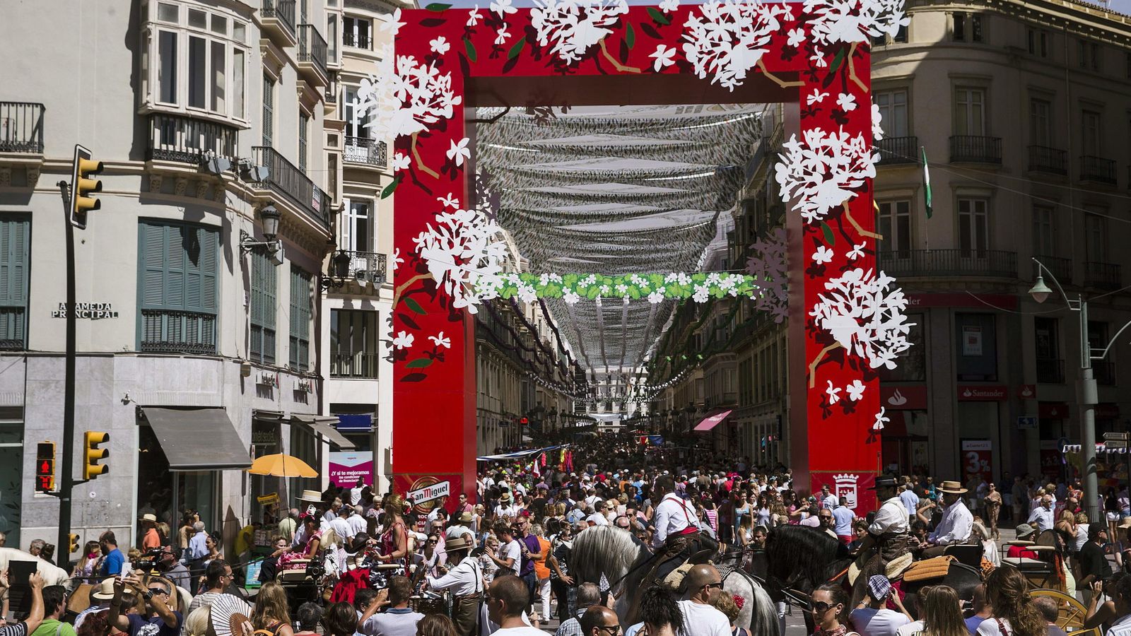 Foto: Numeroso público junto a la portada de la calle Larios el primer día de la Feria de Málaga. (EFE)