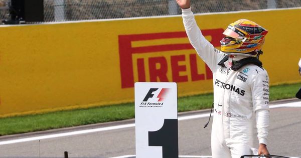 Foto: Hamilton, celebrando la pole en Bélgica. (Foto: @MercedesAMGF1)