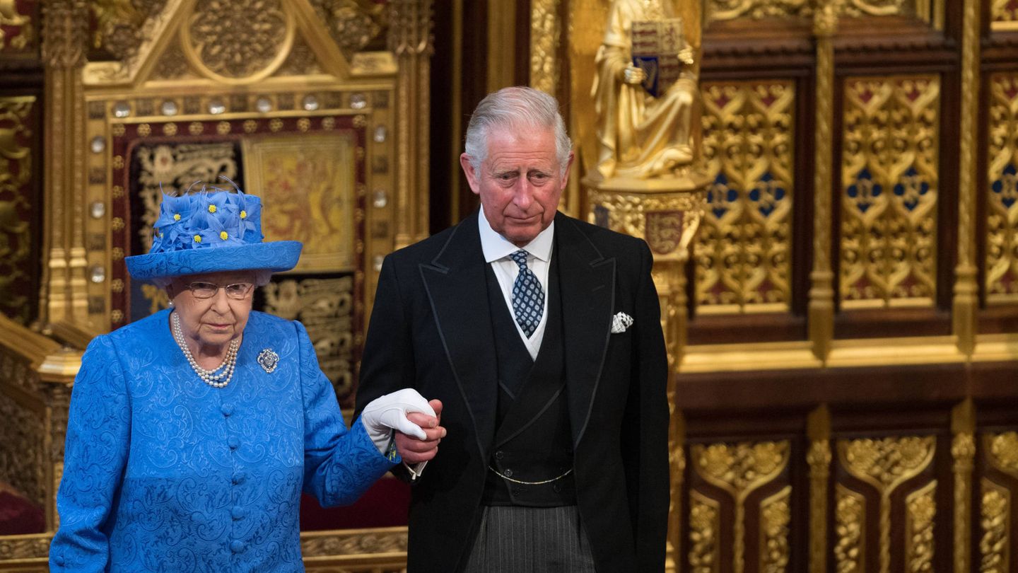 Isabel II y su hijo en el Parlamento en 2017. (Getty)