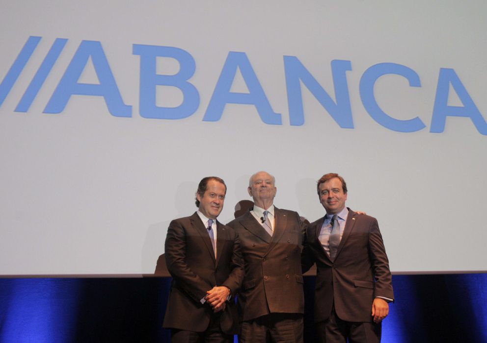 Foto: El presidente de Abanca, Javier Etcheverrría, el vicepresidente, Juan Carlos Scotet y el consejero delegado, Francisco Botas (Efe)