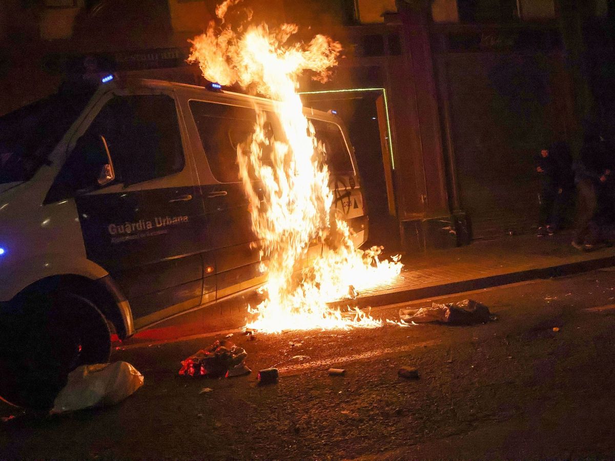 Foto: El furgón de la Guardia Urbana incendiado. (Reuters)