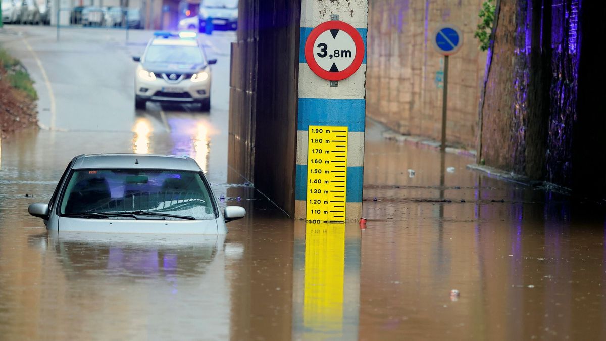 Rescatan a una mujer de 70 años atrapada en su vehículo tras caer al agua en Valencia