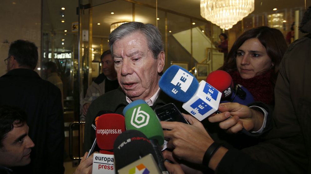 Foto: José Luis Corcuera, tras la reunión de varios exdirigentes del PSOE. (EFE)