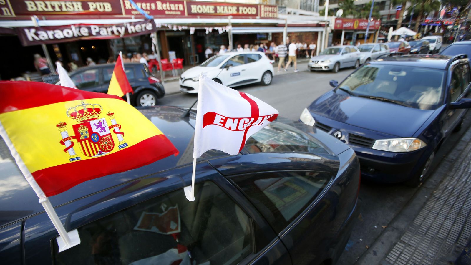 Foto: Un vehículo con banderas de España e Inglaterra en una de las zonas de ocio británicas de Benidorm. (EFE)