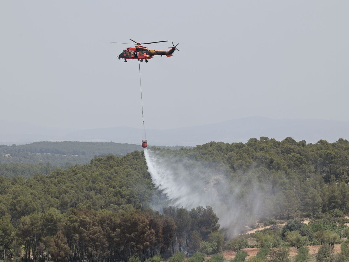 Foto: Hélicoptero de bomberos frenando incendio. (EFE/Biel Aliño)