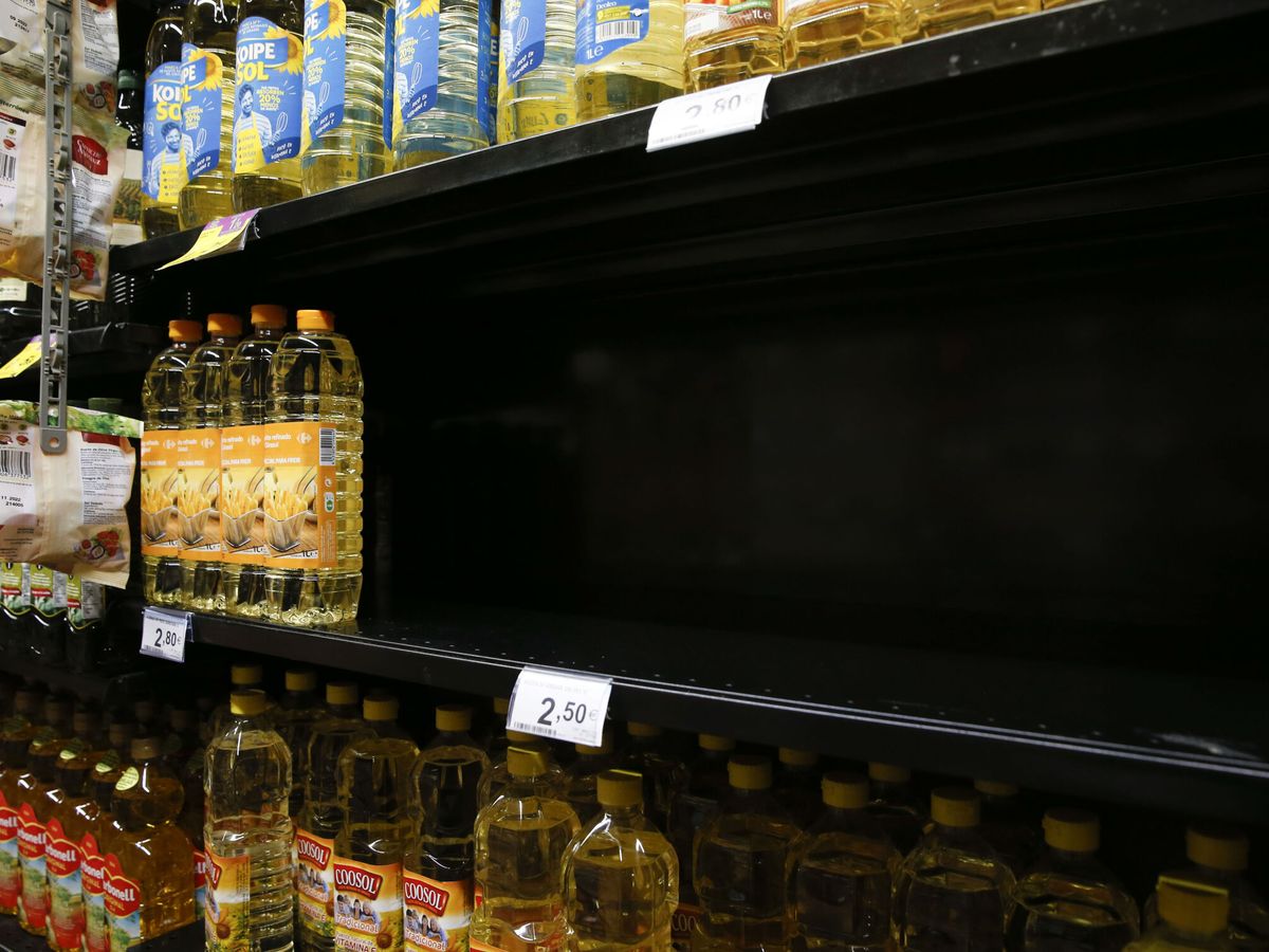 Foto: Expositor casi vacío de botellas de aceite de girasol. (EFE/Diego Fernández)