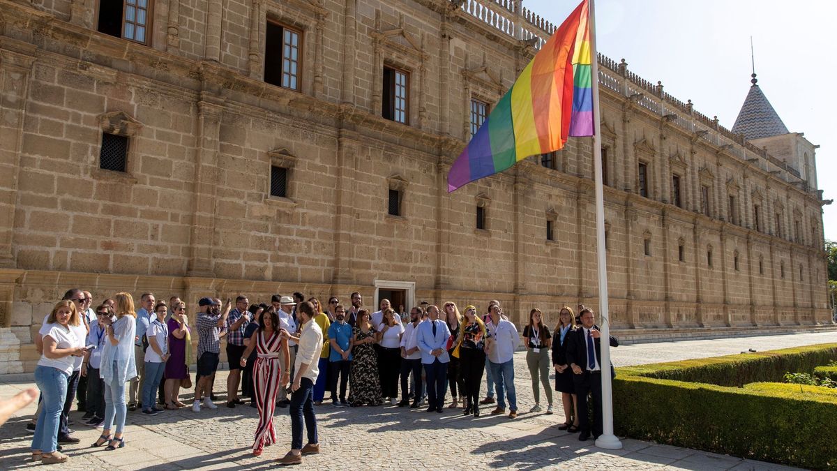 Denuncian la quema de una bandera LGTBI en Almáchar (Málaga)