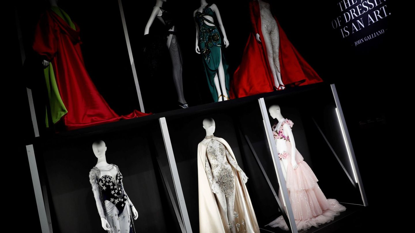 Los vestidos que llevó, en la muestra de la Sala Azca de Madrid 'El cuerpo inventado'. (EFE)