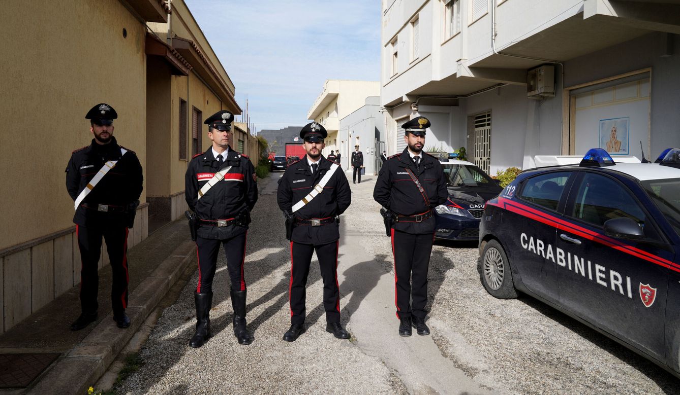 Agentes de los Carabineros al lado del apartamento en Campobello di Mazara donde se escondía Matteo Messina Denaro. (Reuters/Antonio Parrinello)