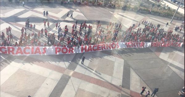 Foto: Pancarta contra el presidente del Real Murcia que dice 'Gracias por hacernos sentir vergüenza'