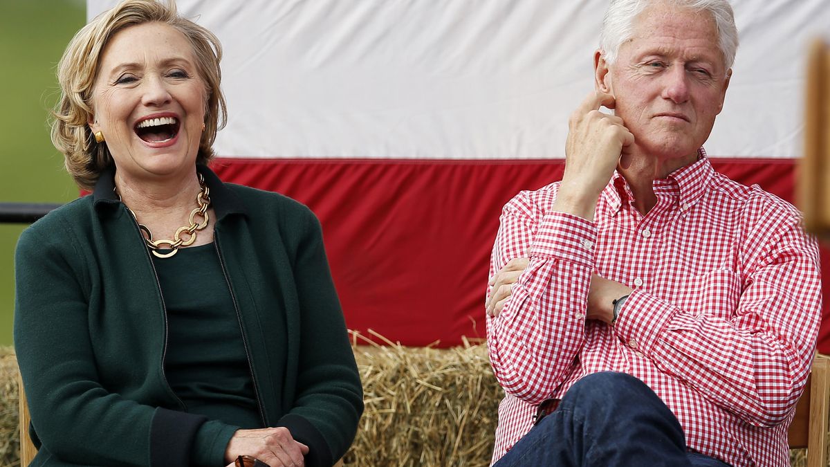 Los Clinton: Hillary se lleva los flashes, mientras Bill los dólares