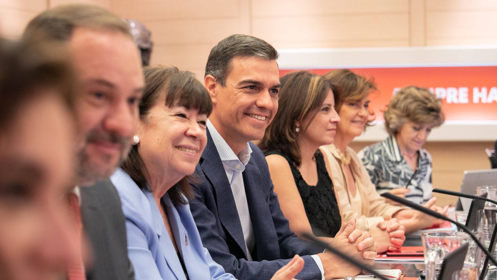 Foto: Pedro Sánchez, flanqueado por Cristina Narbona y Adriana Lastra, este lunes durante la reunión de la ejecutiva del PSOE en Ferraz. (Eva Ercolanese | PSOE)