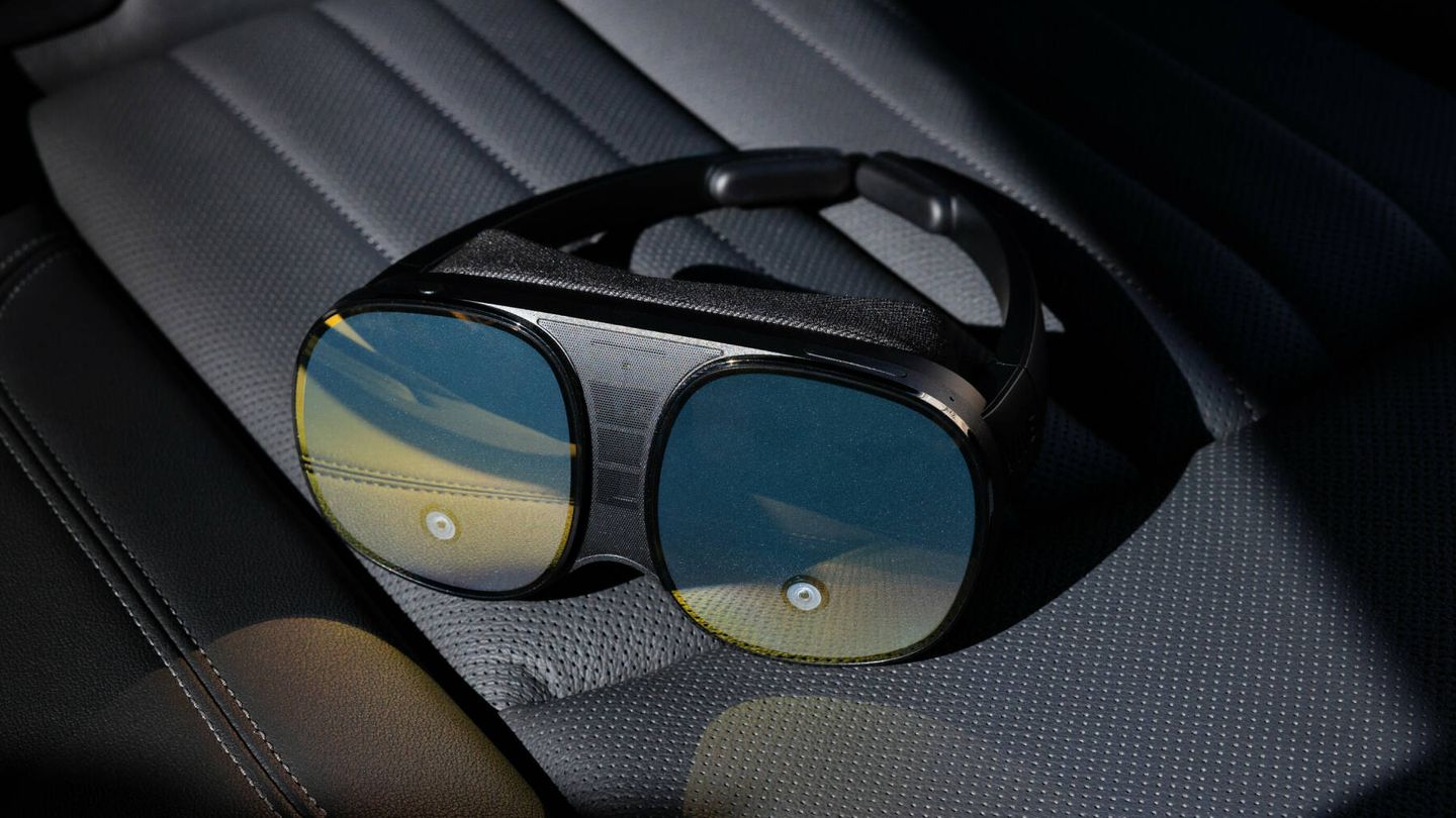 Mediante unas gafas de realidad virtual se sincronizan movimientos reales con virtuales.