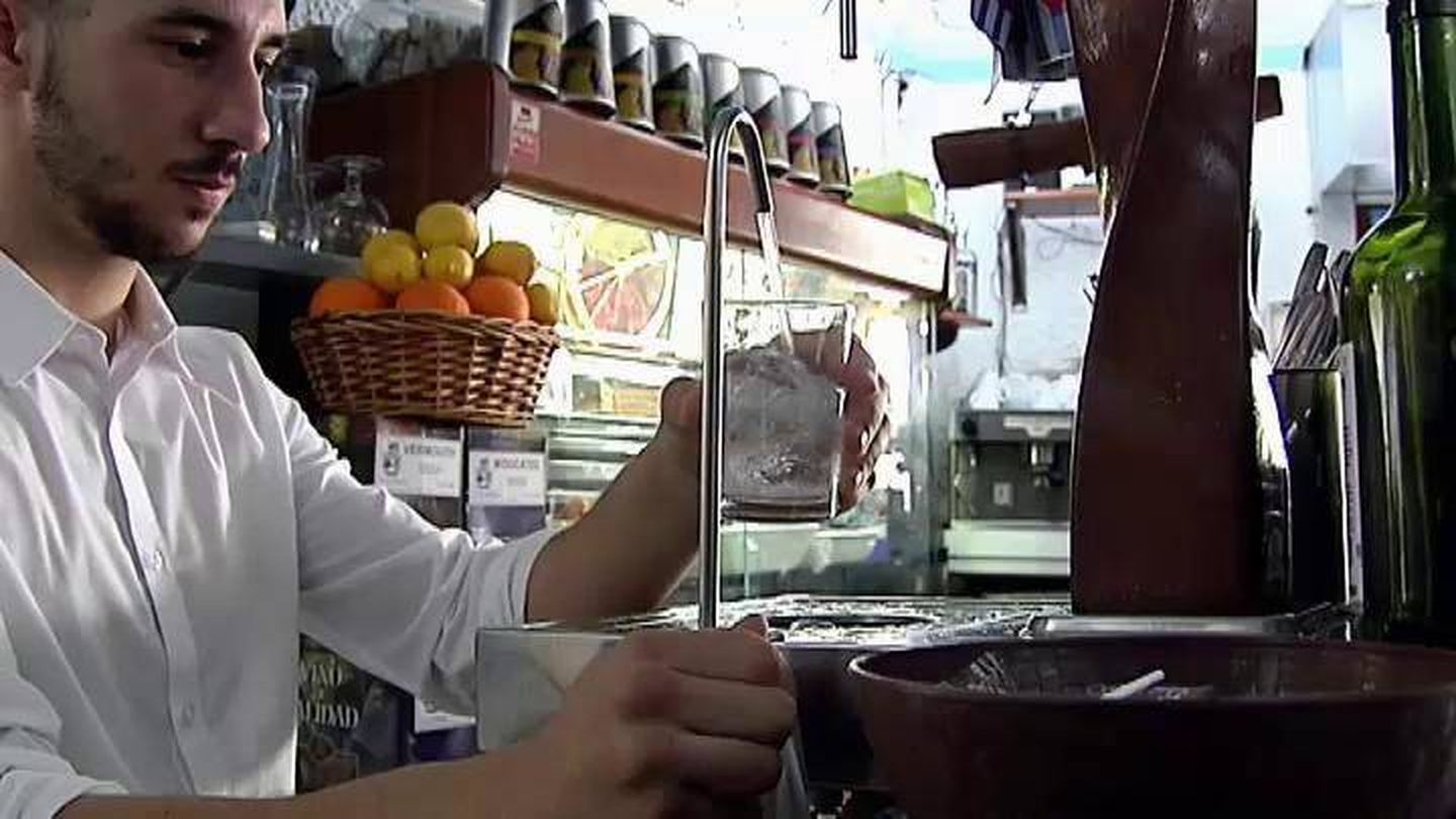 Un camarero sirve un vaso de agua del grifo. (Atlas)