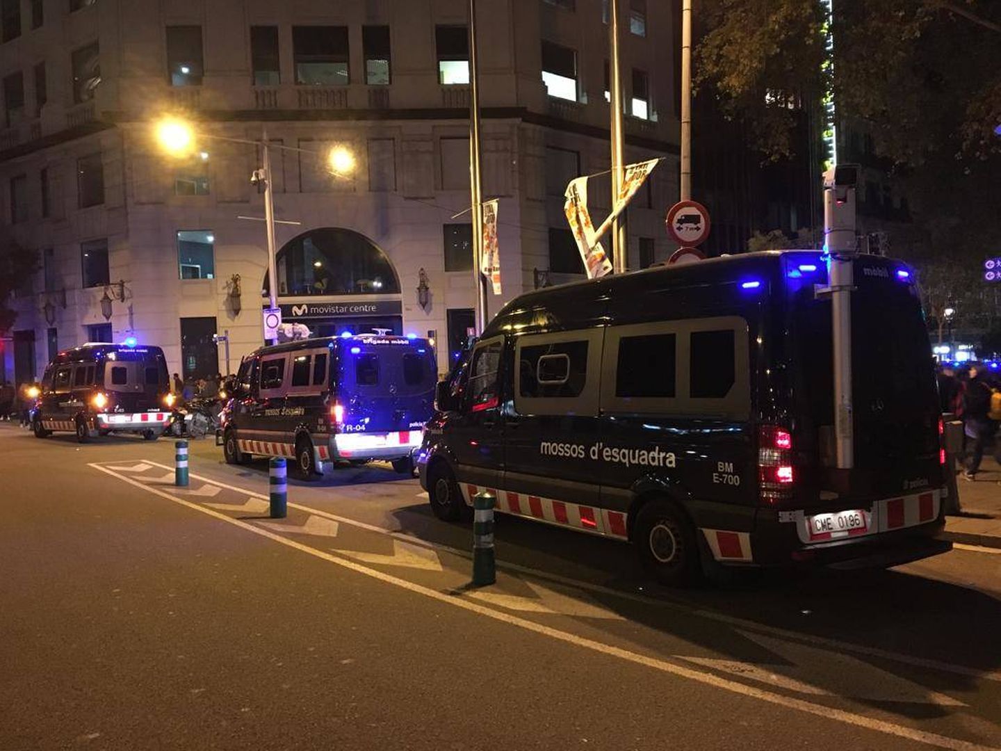 Diez furgones de antidisturbios en la zona sur de plaza Cataluña. (D.B)