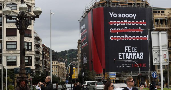 Foto: Cartel que anuncia 'Fe de Etarras' en el barrio de Gros de San Sebastián. (EFE)