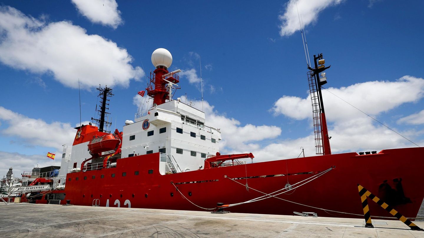 El buque español de investigación oceanográfica Hespérides, en Montevideo, días antes de partir a una expedición en la Antártida este diciembre. (EFE)