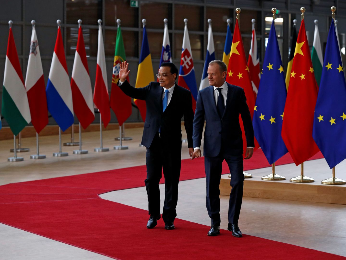 El primer ministro chino junto al presidente del Consejo Europeo, Donald Tusk. (Reuters)