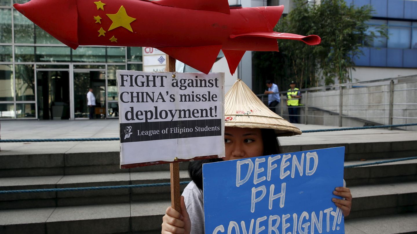 Una manifestante de la Liga de Estudiantes Filipinos protesta contra el sistema de misiles en las islas Woody (Reuters).