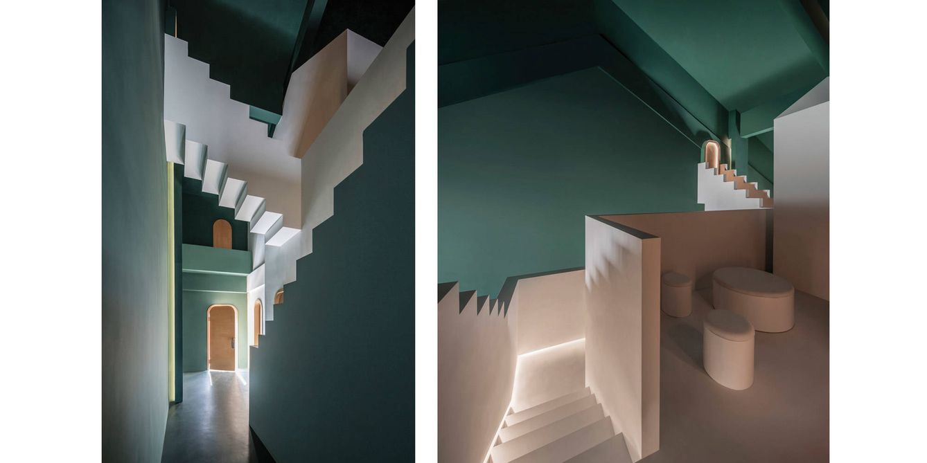Escaleras imposibles, inspiradas en Escher, atraviesan, ascienden y descienden techos altos similares a capillas.
