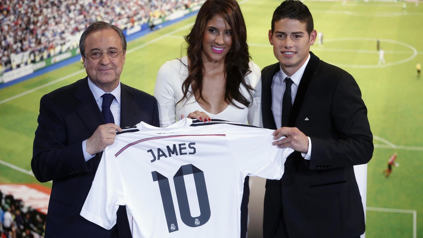 James Rodríguez, junto a su mujer y a Florentino Pérez, en su presentación como nuevo jugador del Real Madrid. (EFE)