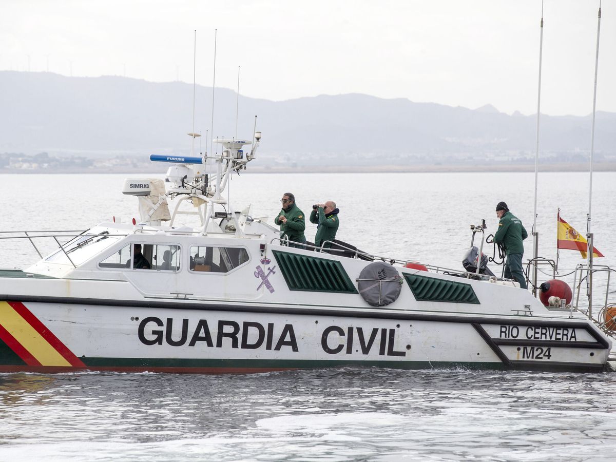 Foto: Agentes de la guardia civil de la patrullera Río Cervera. (EFE/Marcial Guillén)