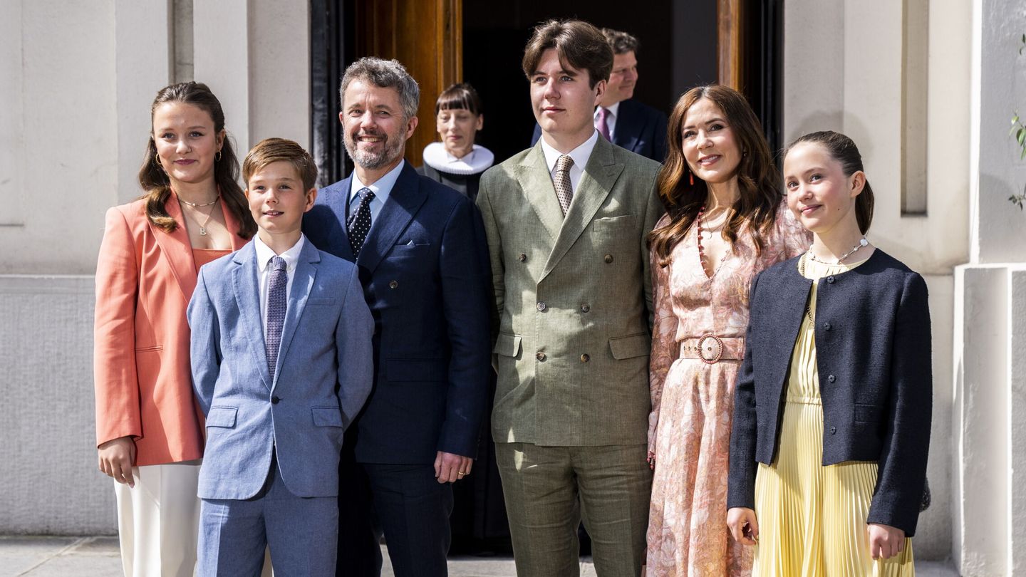 Federico y Mary posan con sus cuatro hijos en la confirmación de Henrik el pasado mayo. (EFE/Marie Odgaard)