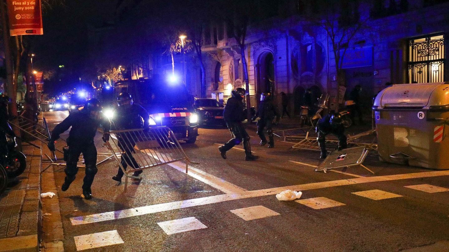 Cargas policiales en Barcelona. (Reuters)