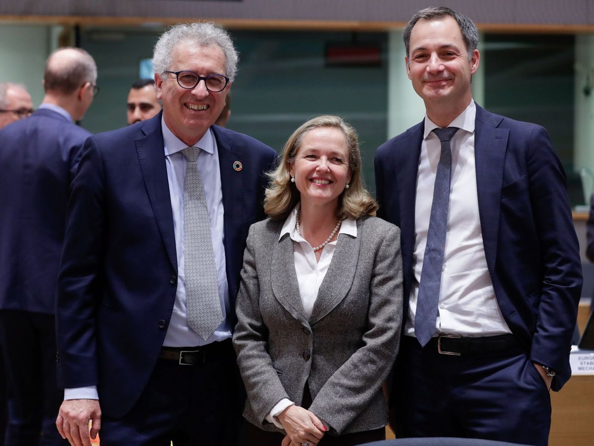 Foto: El ministro de Finanzas de Luxemburgo, Pierre Gramegna (i), la ministra de Economía española, Nadia Calviño (c), y el ministro de Finanzas de Bélgica, Alexander de Croo, en la reunión del Eurogrupo. (EFE)