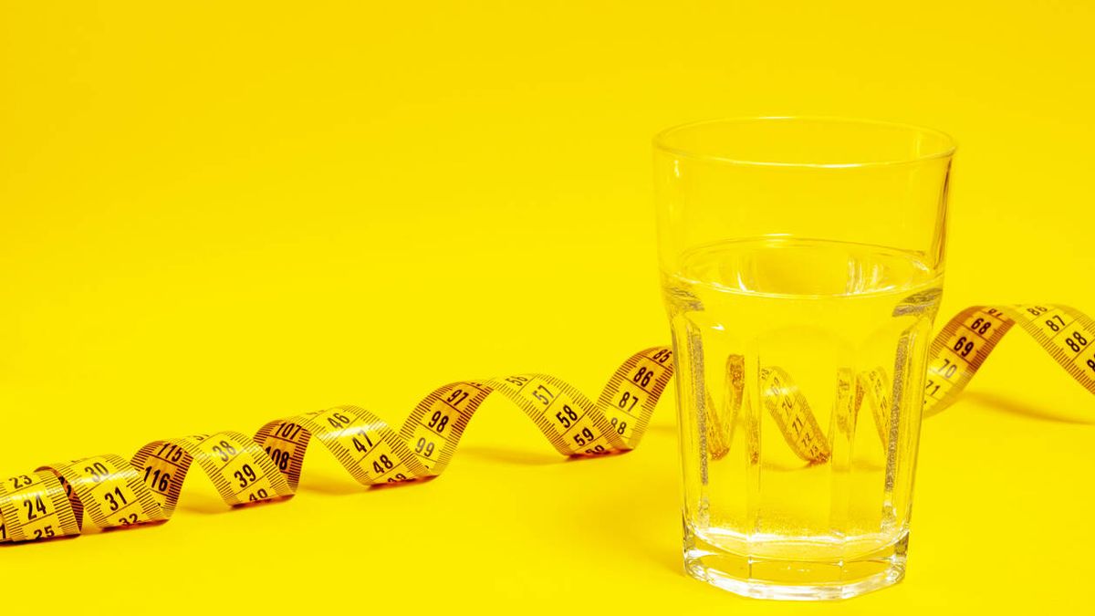 ¿De verdad beber varios litros de agua al día te hará perder peso?