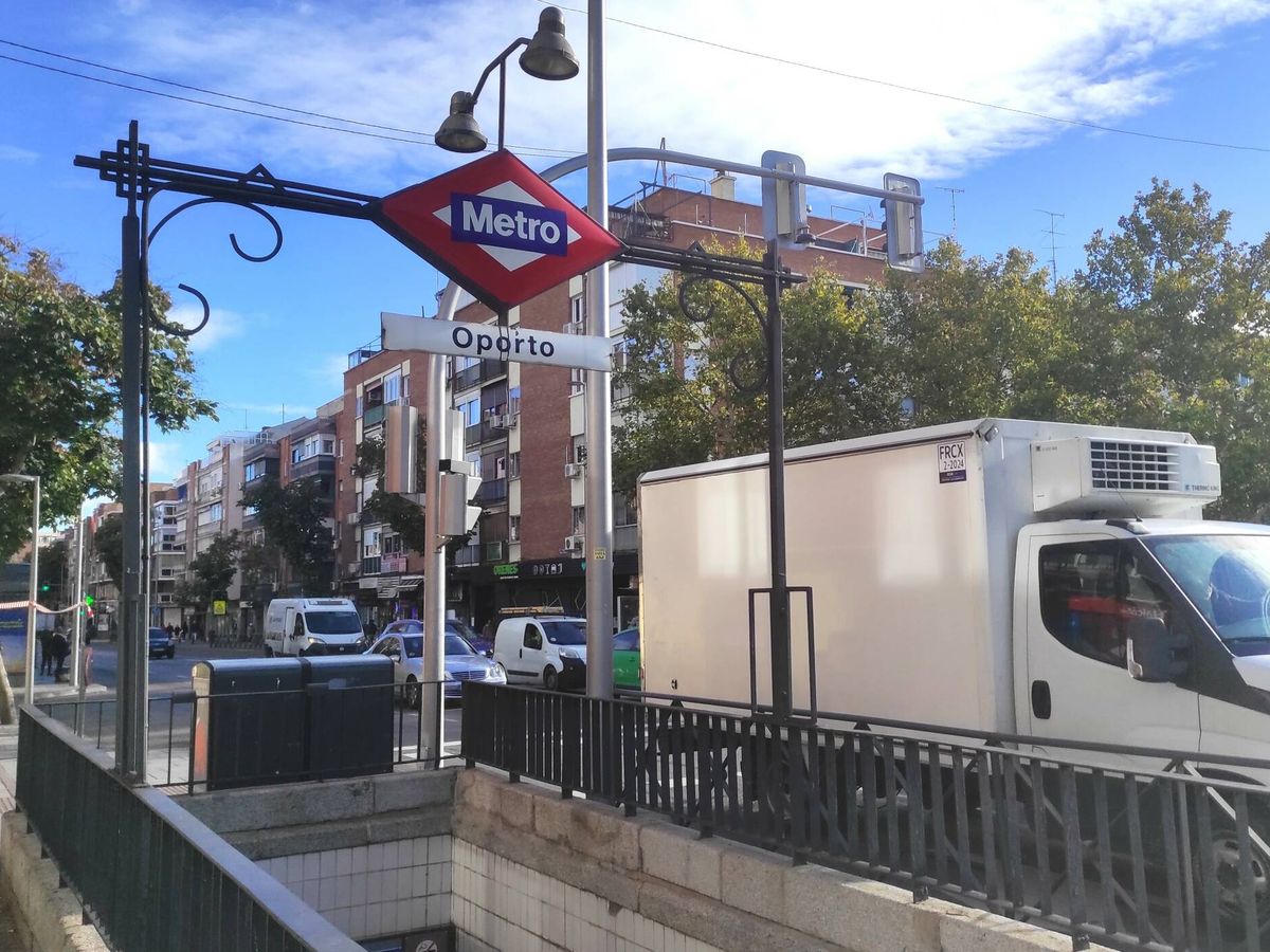 Foto: Salida del metro de Oporto, en el distrito de Carabanchel, Madrid. (L.B.)