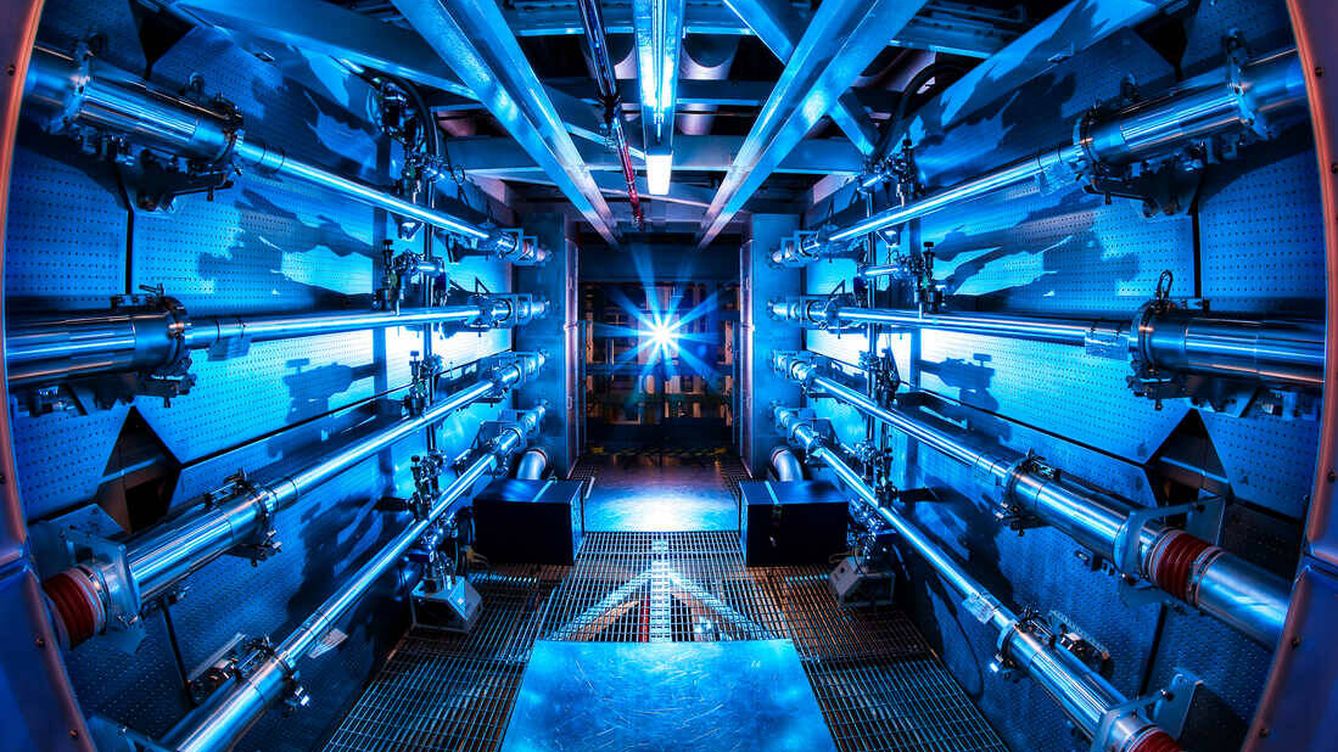 Foto: El NIF utiliza 192 rayos láser para crear energía neta a partir de una minúscula pastilla de combustible nuclear. (LLNL)