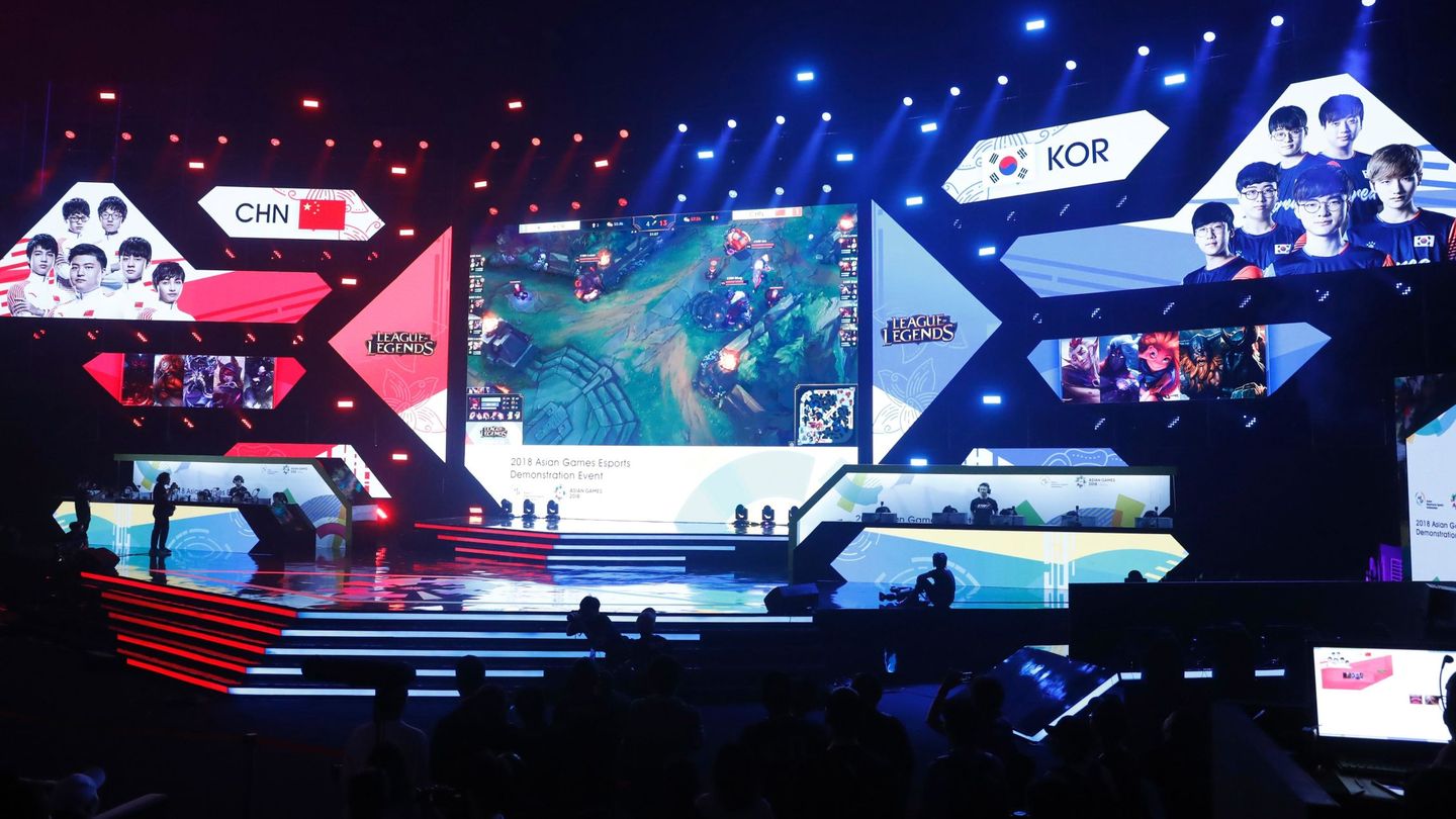 Espectadores observan las finales de los eSports del videojuego 'League of Legends' entre los equipos de Corea del Sur y China durante los Juegos Asiáticos 2018 en Yakarta, Indonesia. (EFE)