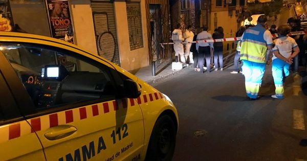 Foto: Fotografía facilitada por la Comunidad de Madrid del lugar en el madrileño barrio de Tetuán en el que se ha encontrado a una mujer de 47 años ahorcada y con evidentes signos de violencia. (EFE) 