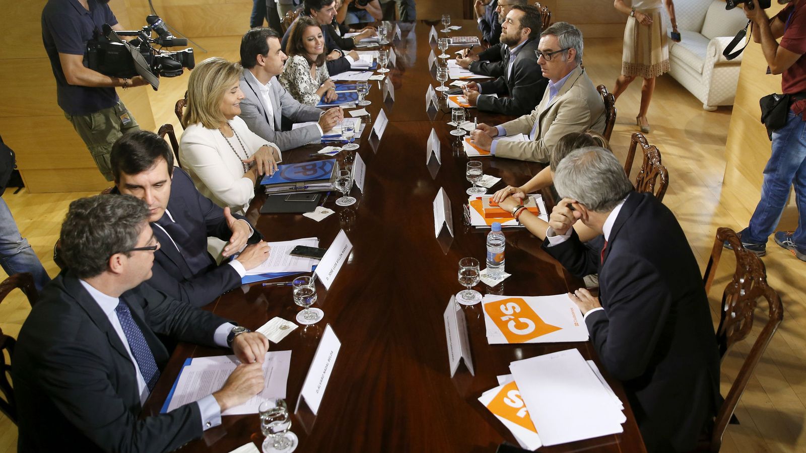 Foto: Los equipos negociadores de PP y Ciudadanos, durante la quinta jornada de trabajo para buscar un pacto de investidura. (EFE)