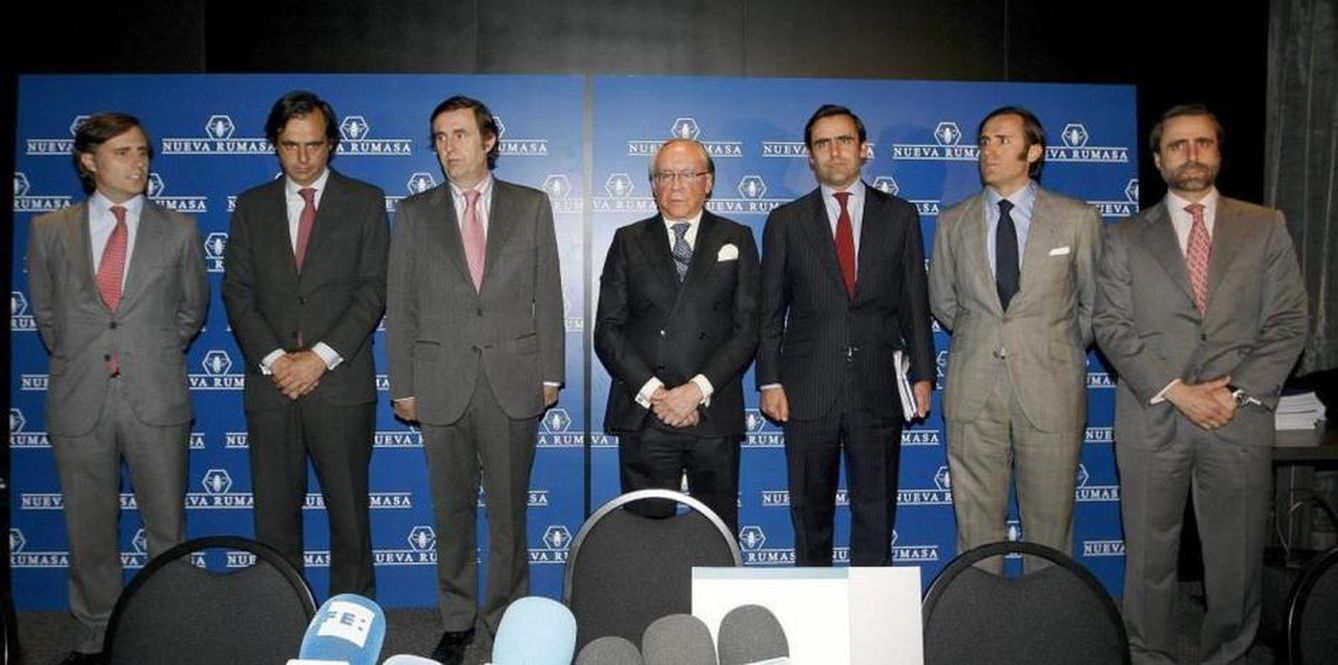 Ruiz-Mateos y sus hijos anunciando el concurso de acreedores de Nueva Rumasa (Gtres)
