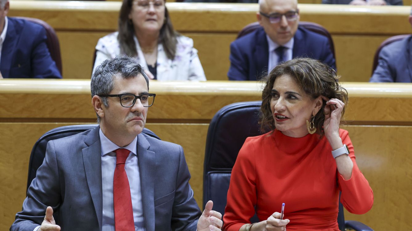 Foto: La vicepresidenta primera, María Jesús Montero, y el ministro de Presidencia y Justica, Félix Bolaños, este martes en el Senado. (EFE/Kiko Huesca)