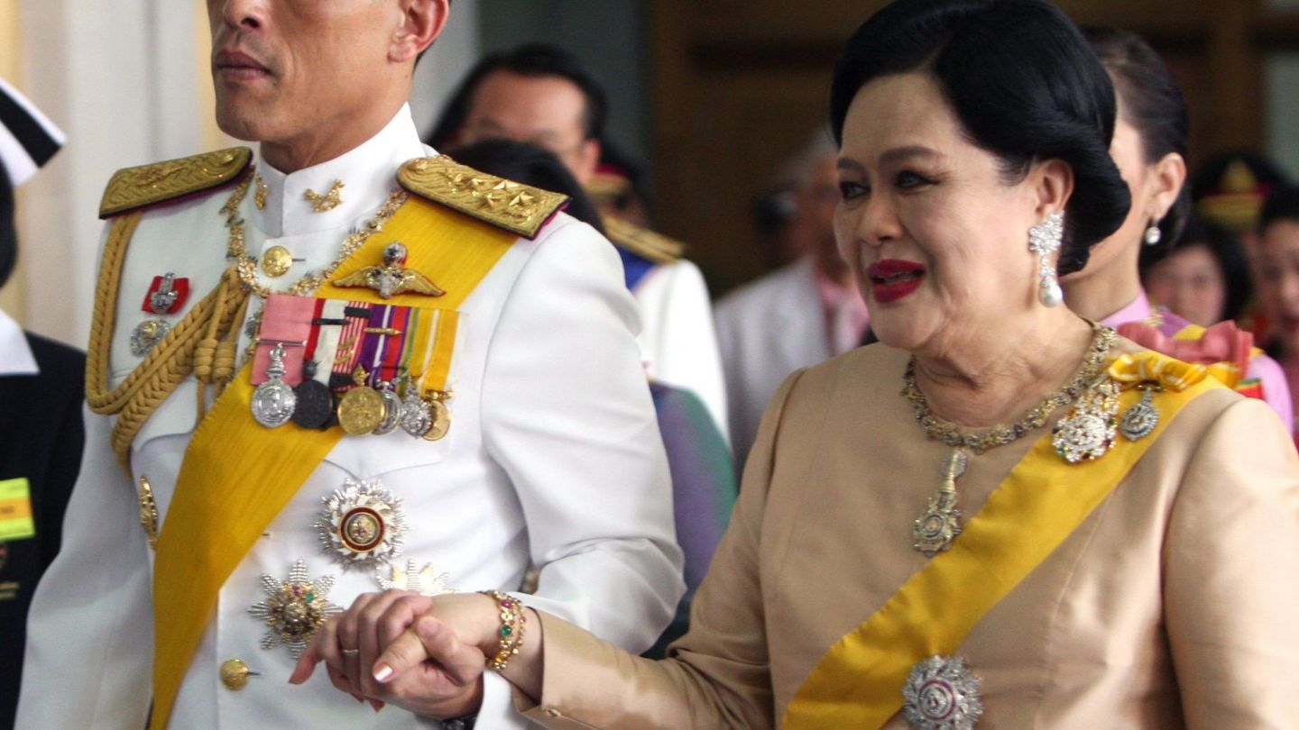 La reina Sirikit y su hijo, el rey Rama X, en una imagen de archivo. (EFE)