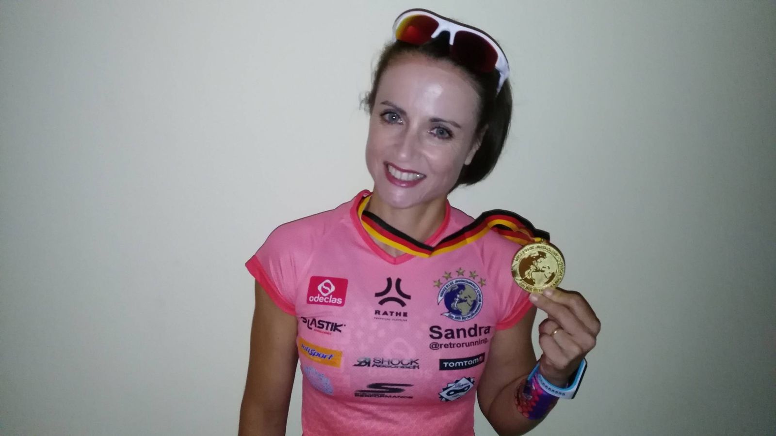 Foto: Sandra Corcuera posa con la medalla de oro ganada en el Mundial de 'retrorunning'