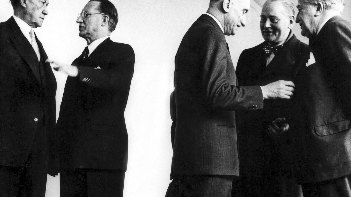 Adenauer, De Gasperi, Schuman y otros miembros de los fundadores del proyecto europeo, reunidos en 1951. (Parlamento Europeo)