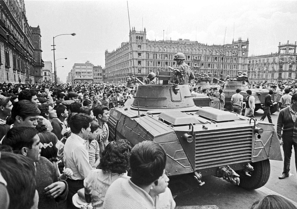 Foto: El ejército patrulla el Zócalo mexicano en agosto de 1968