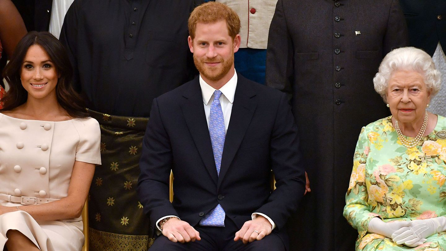 La reina Isabel II con el príncipe Harry y Meghan Markle el 26 de junio de 2018. (Reuters)