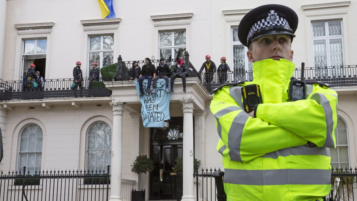Las 'mahknovistas de Londres': okupar mansiones de oligarcas rusos para meter a refugiados ucranianos